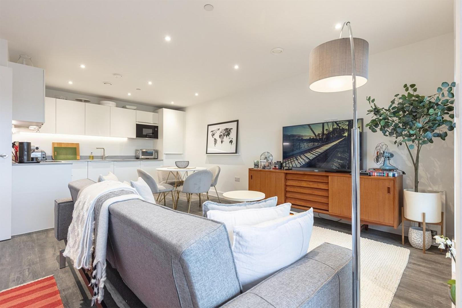 Modern 2Bd Apt W/ Balcony & Parking - Near London 스티버니지 외부 사진